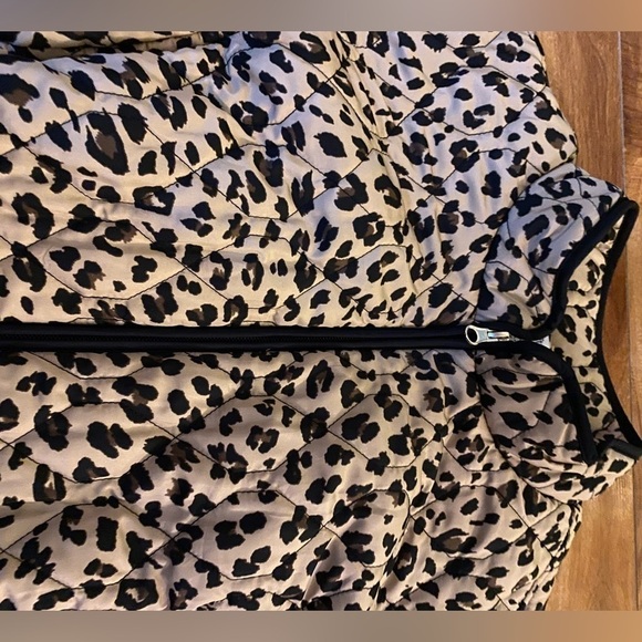 Croft and Borrow Women’s Light weight plus size leopard print quilted vest - Picture 7 of 10